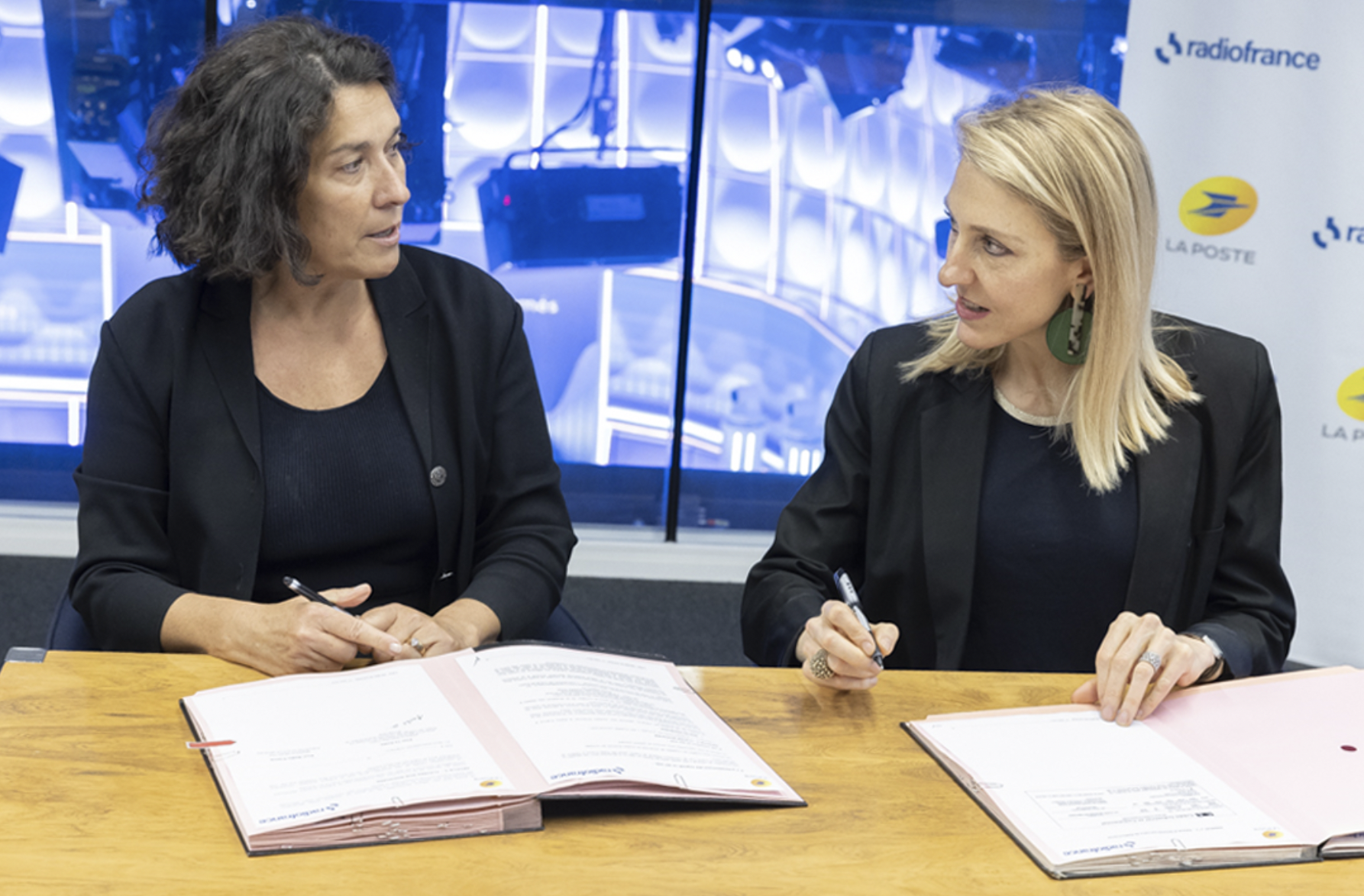Nathalie Collin et Sibyle Veil lors de la signature de cet accord de mécénat © Olivier Barrière