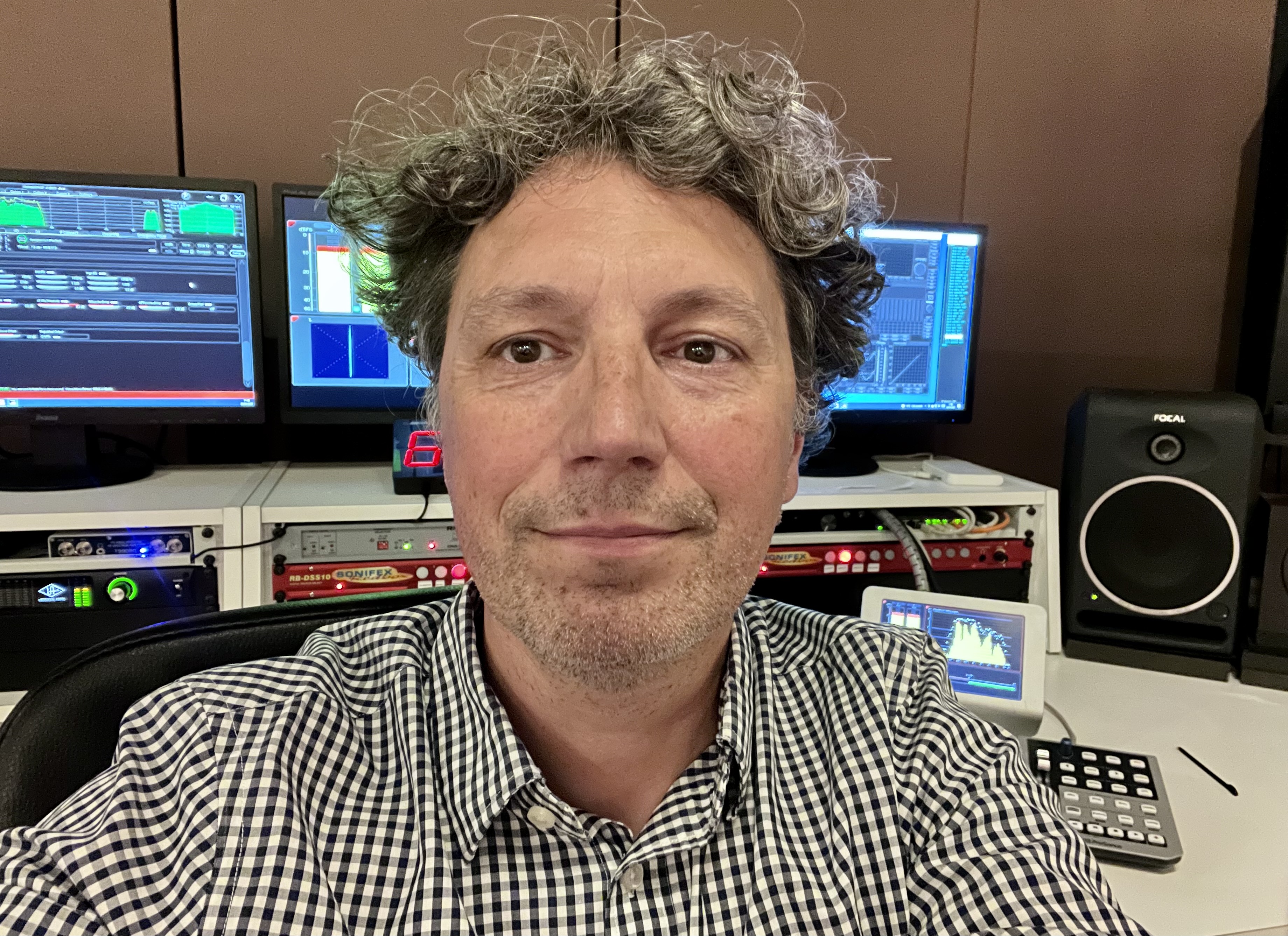 Quotidiennement, Sylvain Cavet écoute la radio. Sa mission : créer une signature sonore unique grâce à son savoir-faire.