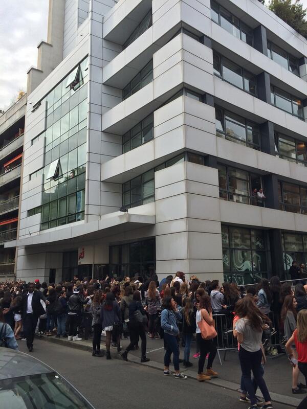 Attroupement de fans devant NRJ