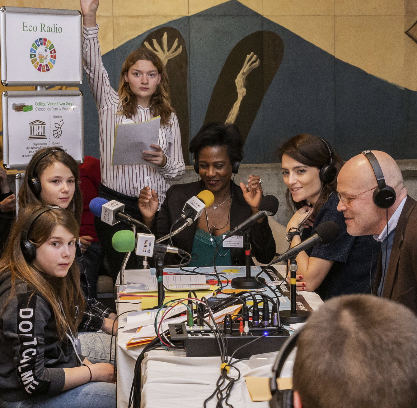 L'atelier de webradio scolaire (Eco Radio) avec des élèves du collège Van-Gogh (académie de Nancy-Metz) et leur enseignant Olivier Stock interviewant des journalistes dans le cadre du lancement de la Semaine de la presse et des médias dans l'École 2019 à l'UNESCO © CLEMI Élisa Felz