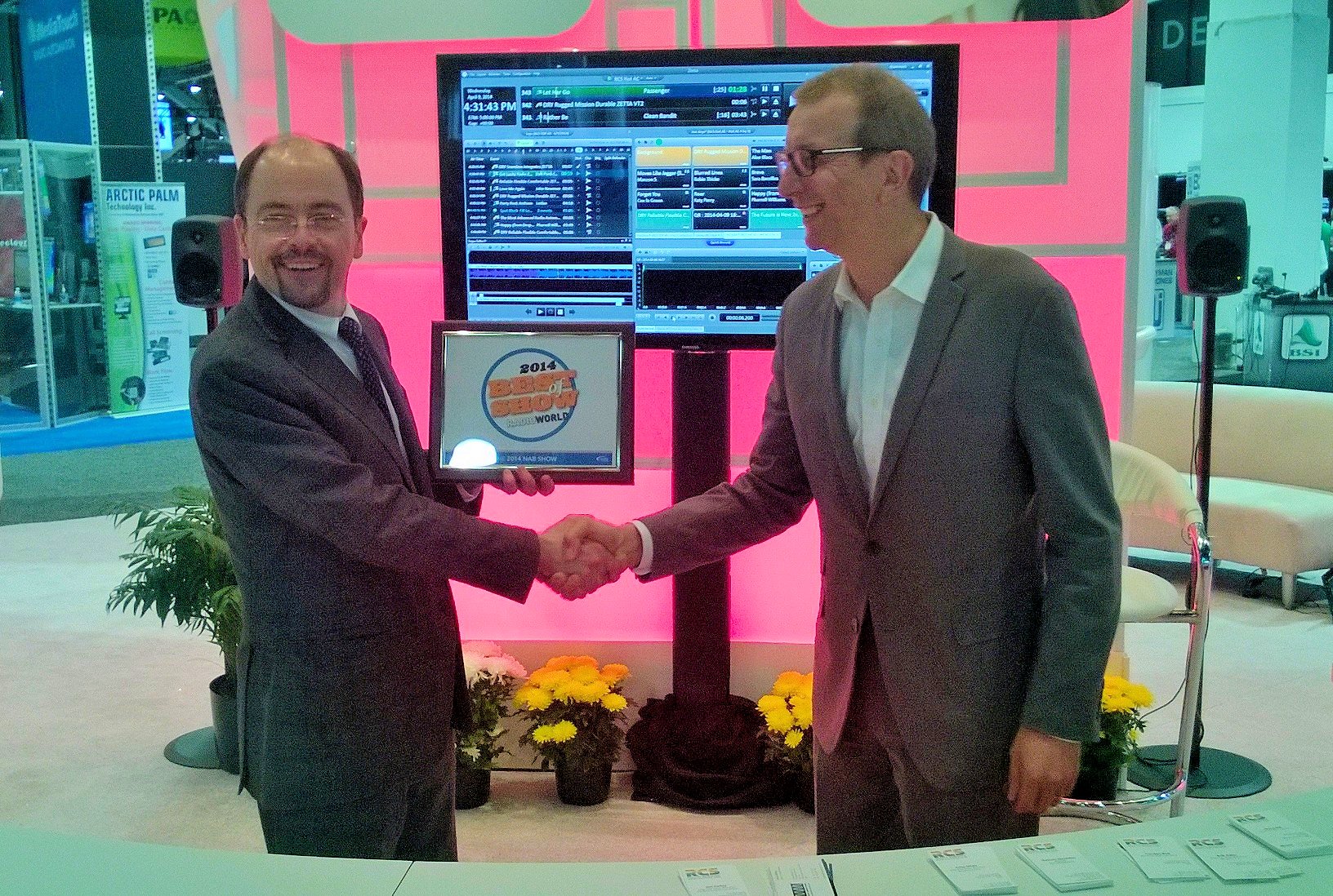 Paul McLane du magazine Radio World (à gauche) a remis le prix international "Best of Show 2014", au NAB de Las Vegas, à Philippe Generali, PDG de RCS
