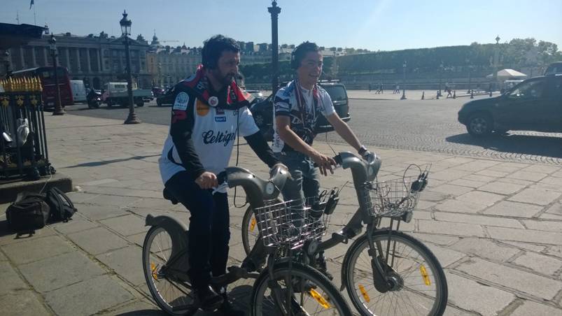 Cyril Hanouna, ce matin, en direct depuis la place de La Concorde sur un Vélib