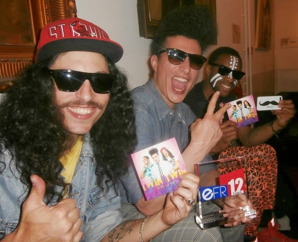 Les Twin Twin seront les candidats français cette année à Copenhague. Ils ont enregistré un jingle pour la radio.