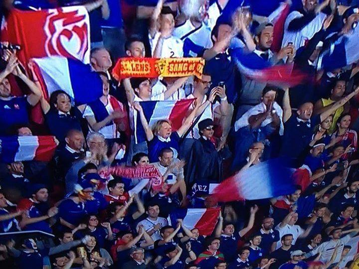 Bastien Ducrocq, au centre de l'image (capture d'écran TV) avec son collègue Cyril Frémin (avec une moustache). Deux nordistes au Brésil.