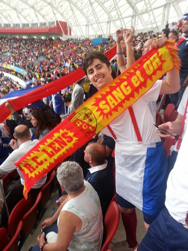 Bastien, immortalisé au Brésil au milieu des supporters français avec l'écharpe la plus célèbre du Nord.