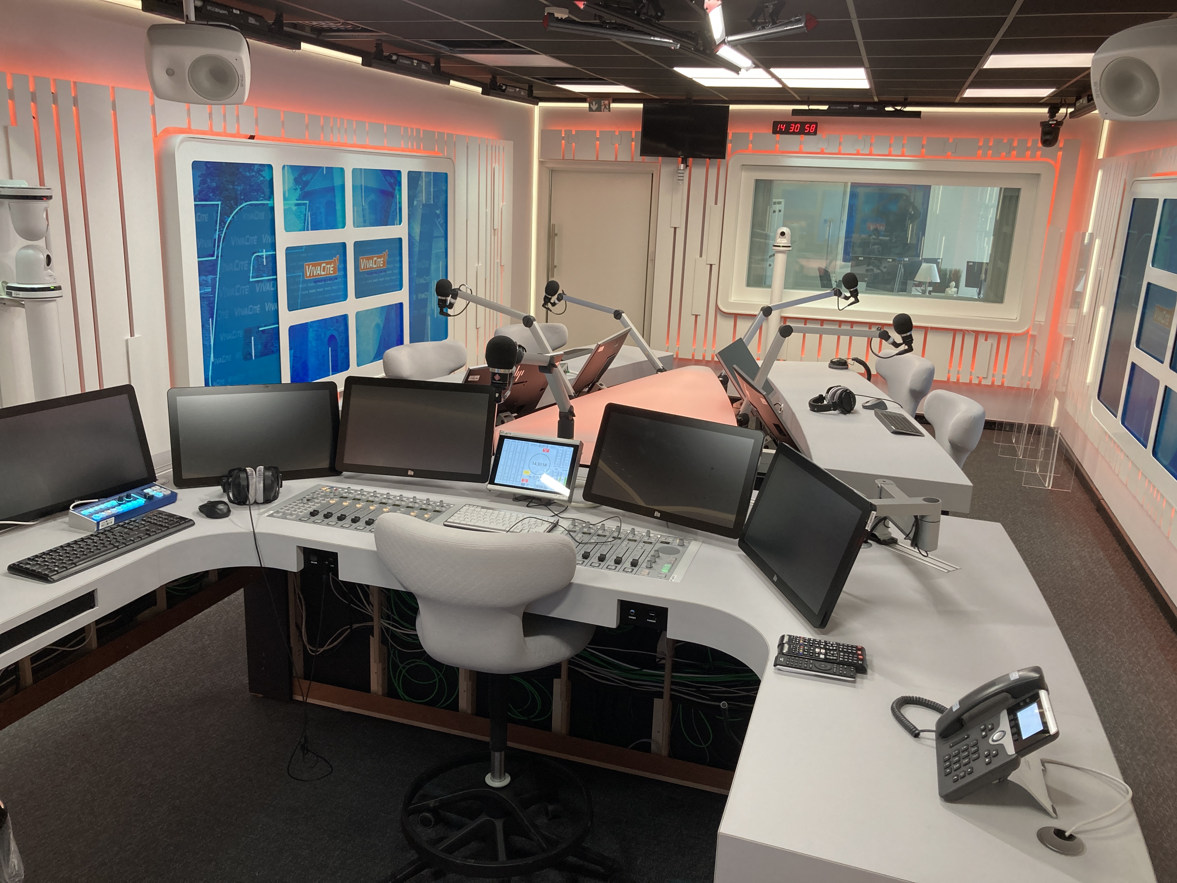 Une console DHD à 14 faders est au centre de la position du présentateur.