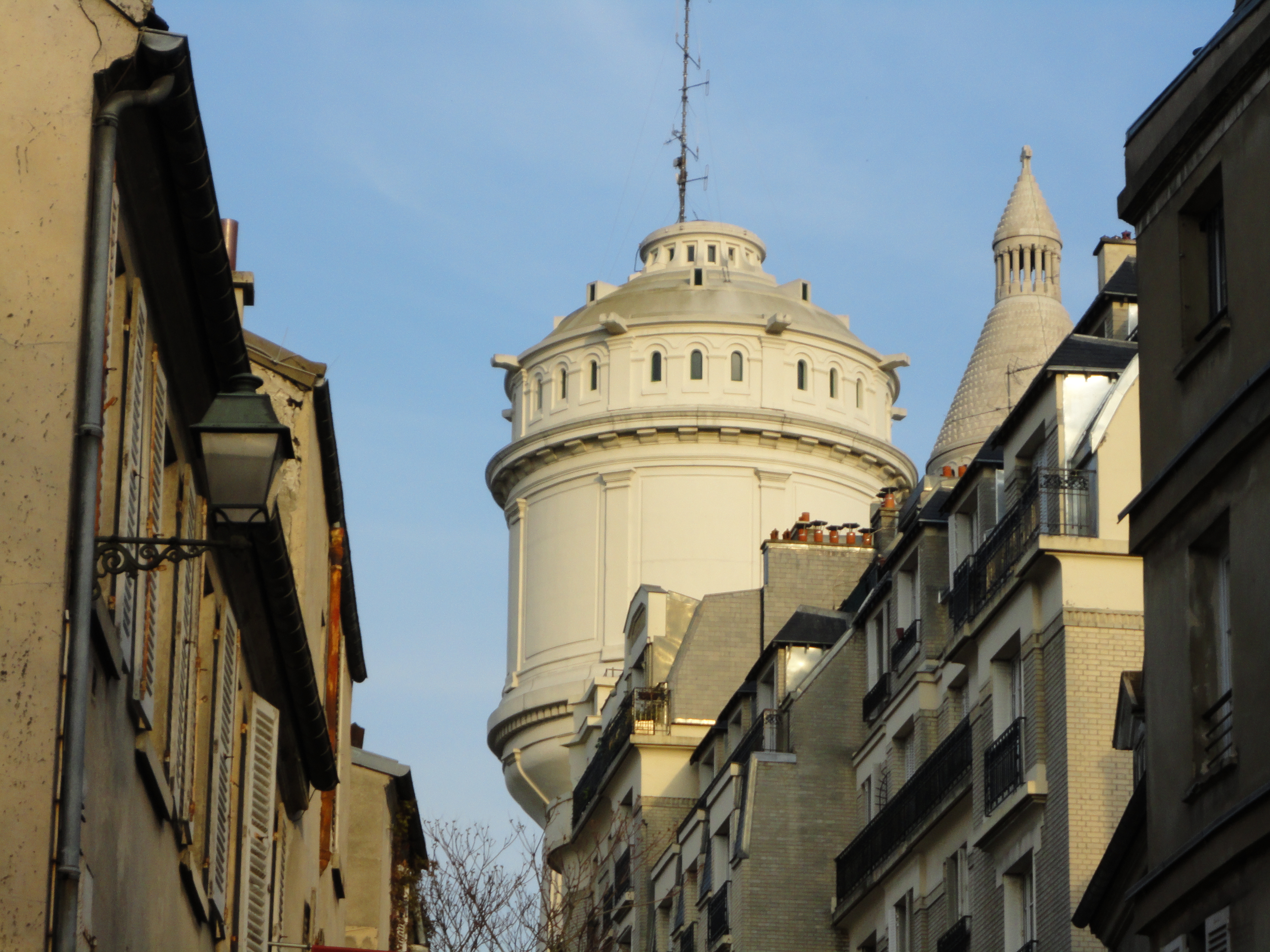 Du haut de ce château d'eau, 10 radios associatives vous contemplent... en numérique!