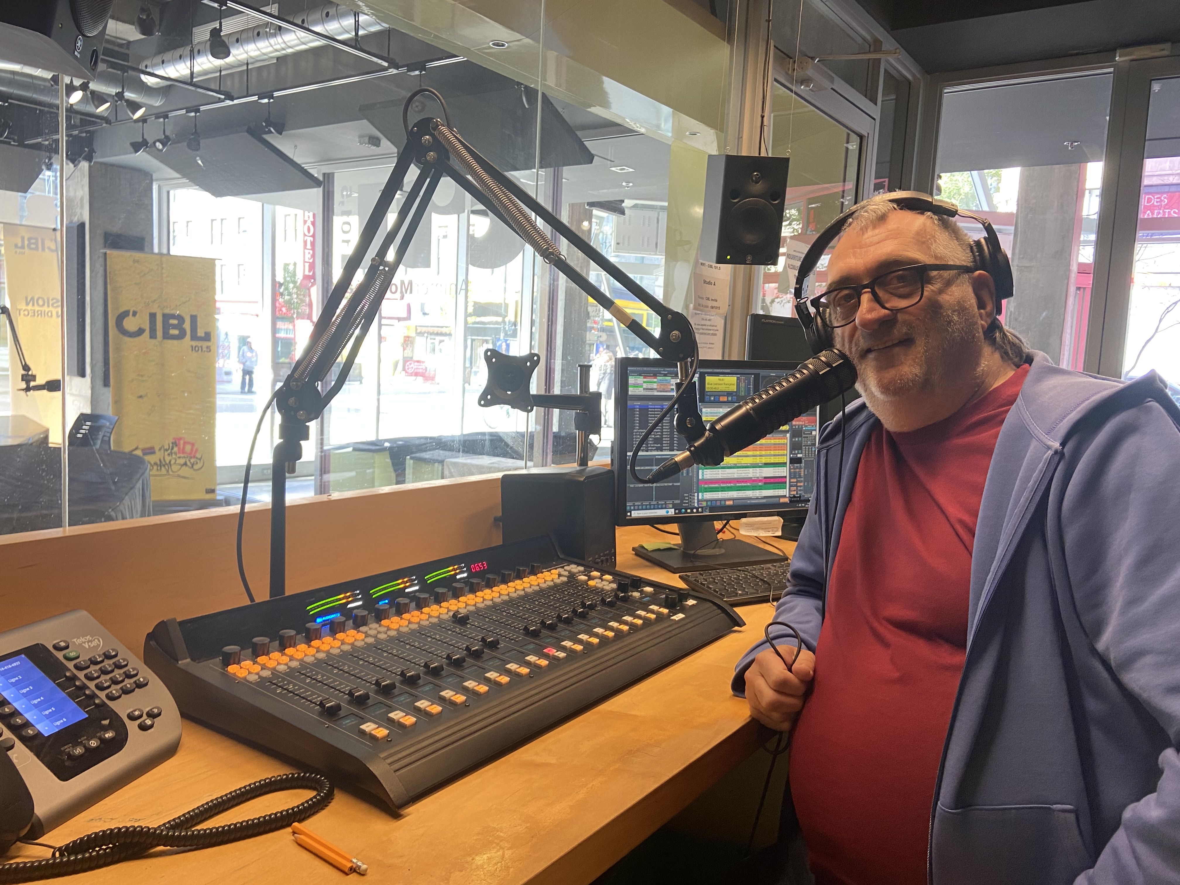 Maurice Bolduc, "metteur en ondes" de CIBL. © Laurence Roy - CIBL.