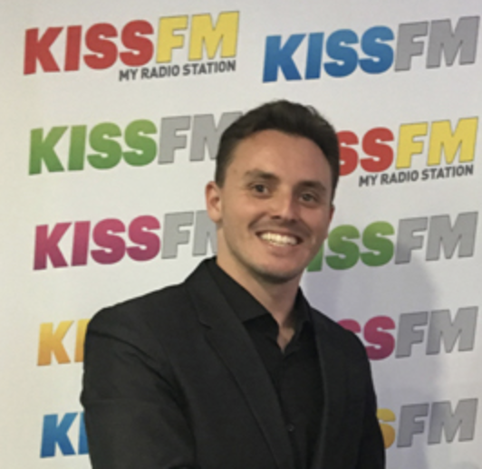 Nicolas Sellem est le chef de publicité pour Kiss FM, la célèbre radio de la Côte d'Azur.