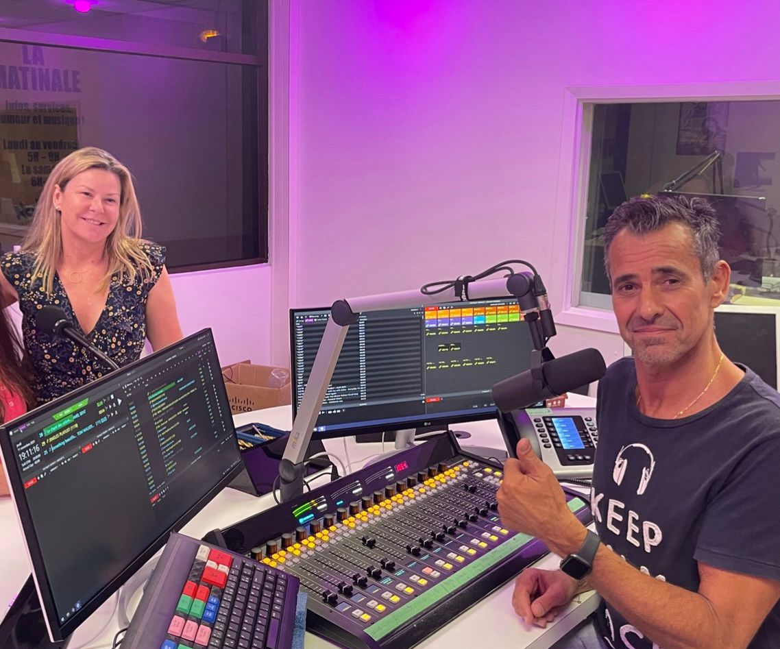 Sonia Aline dans les studios de Radio 1, en compagnie du directeur d'antenne Thierry Hazard. © Radio 1.