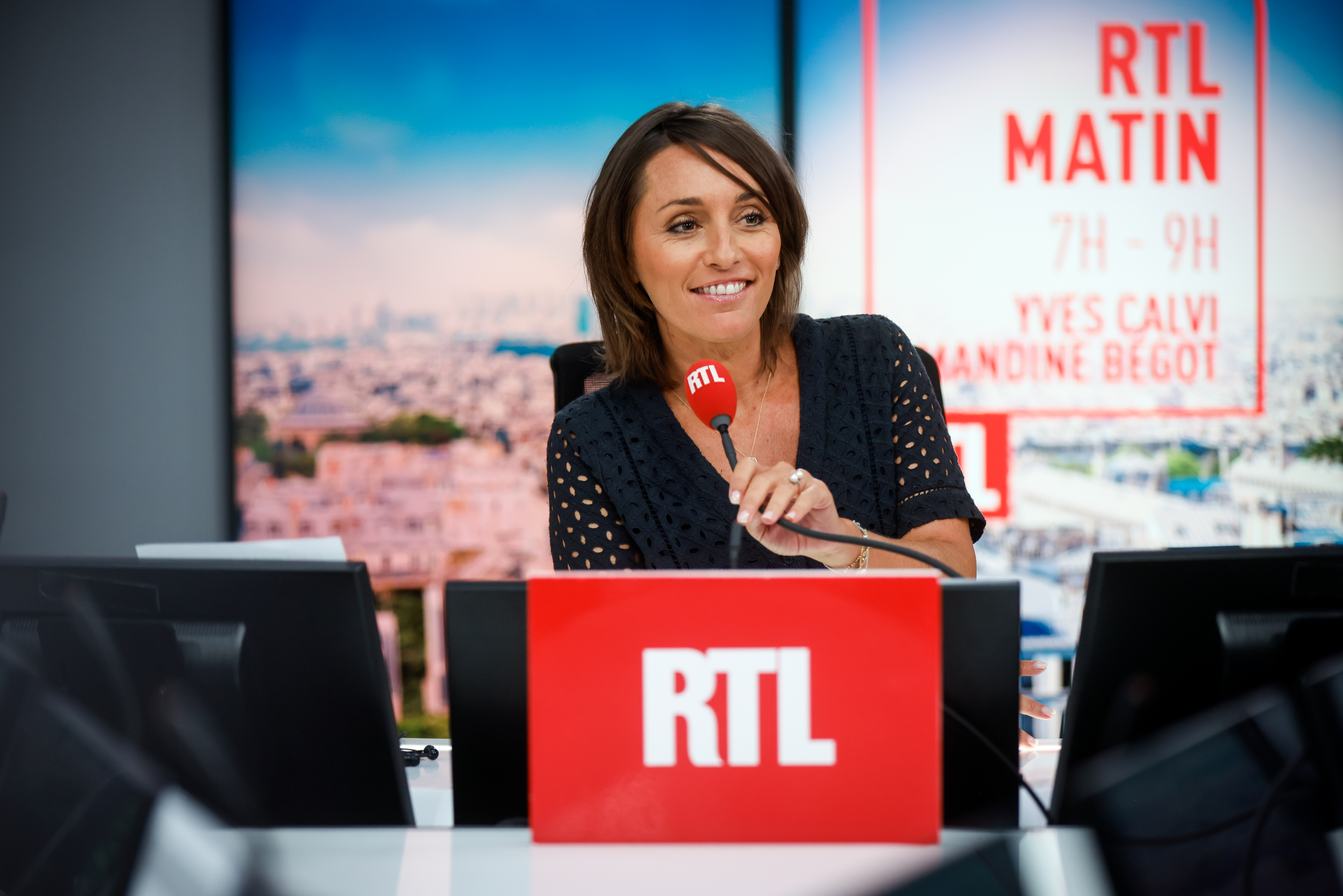 Amandine Bégot, coanimatrice de la matinale de RTL aux côtés d'Yves Calvi. ©Thomas PADILLA / AGENCE 1827 / RTL.