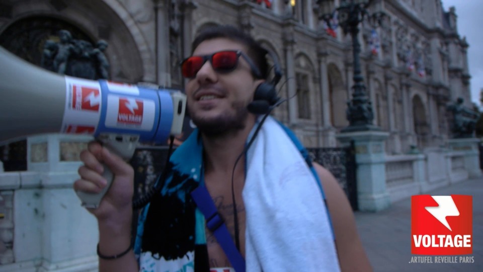 Voltage Man réclamant au maire de Paris le retour de Paris Plage