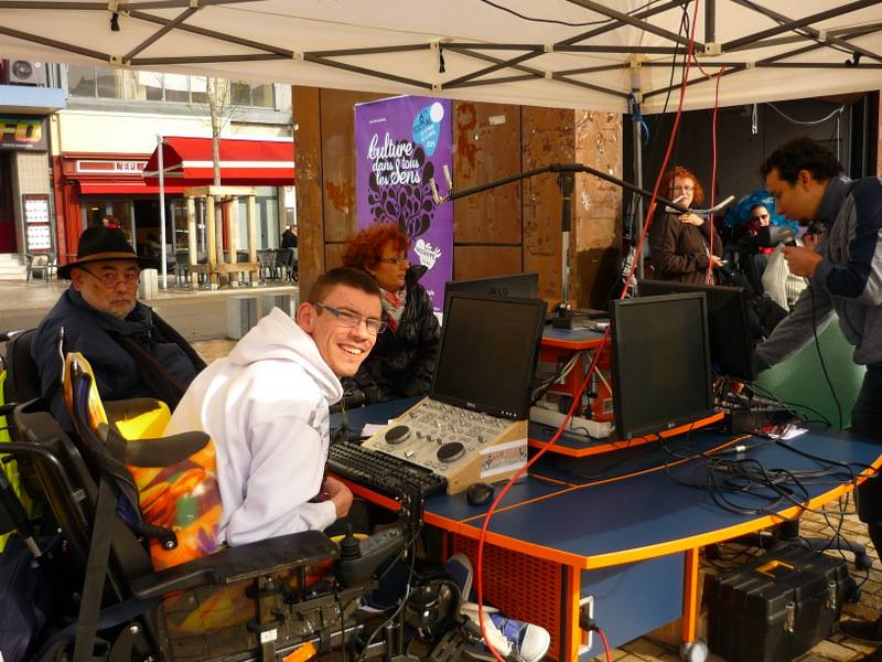 L'équipe de Radio Andalhone lors d'une des nombreuses émissions en direct de la webradio, à l'occasion du festival "la culture dans tous les sens", à Clermont-Ferrand