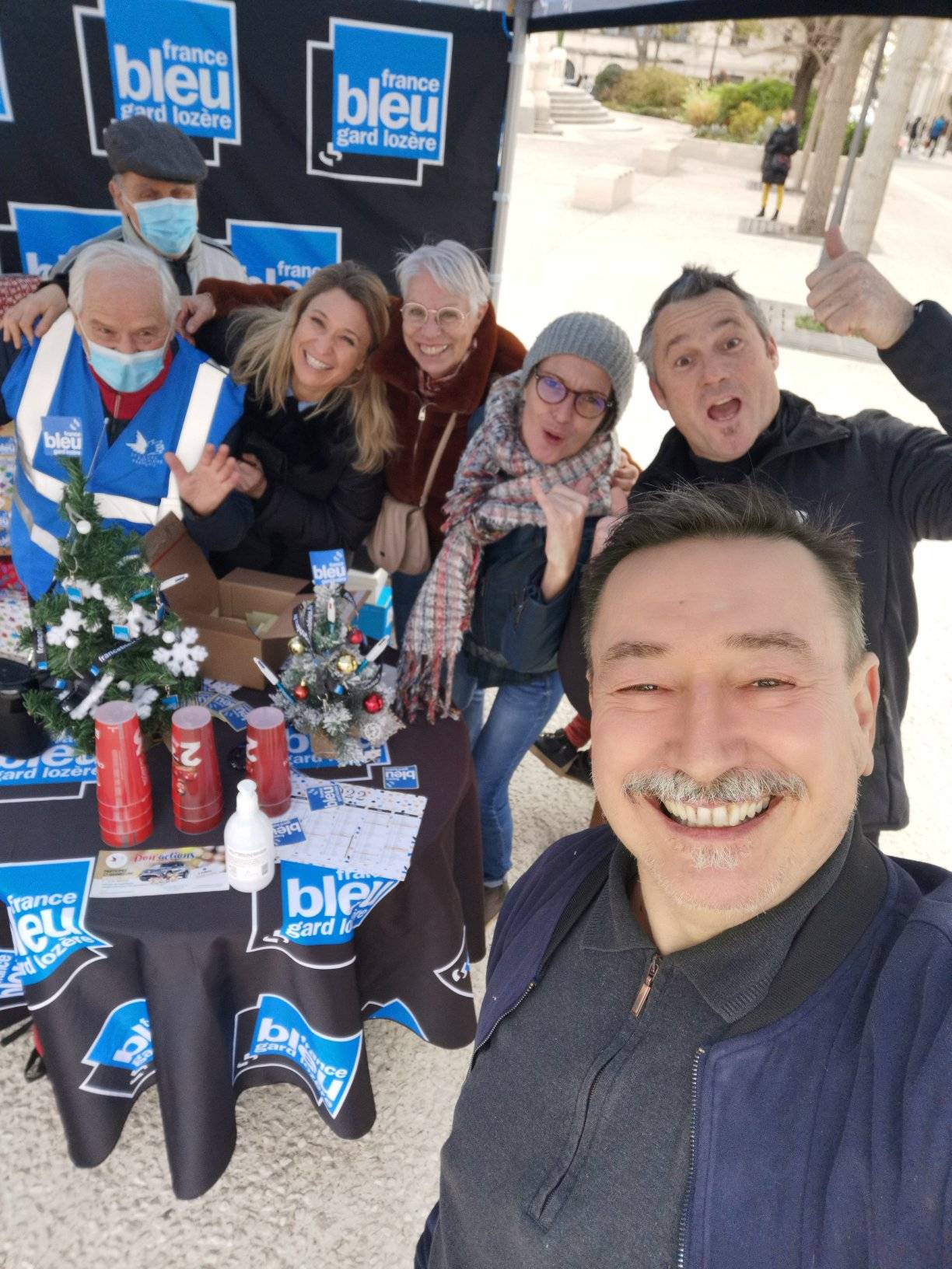 L'équipe de France Bleu Gard Lozère et les bénévoles du Secours populaire mobilisés pour collecter les boîtes de Noël. © Thierry Garcia.