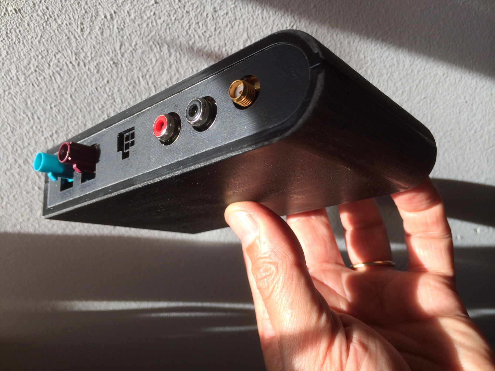 Le voici le petit boitier magique. Vous pouvez aussi le découvrir sur la vidéo ci-dessous dans laquelle Michaël Hill présente le concept et l'appli