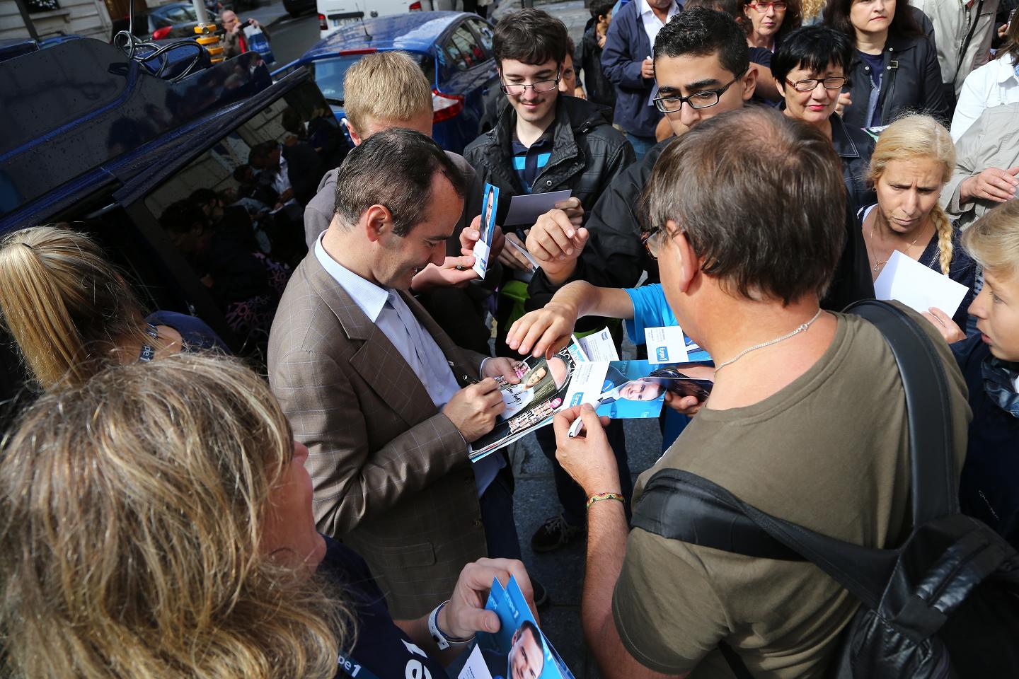 Franck Ferrand en pleine séance de dédicaces © Wladimir Simic CAPA - Europe 1
