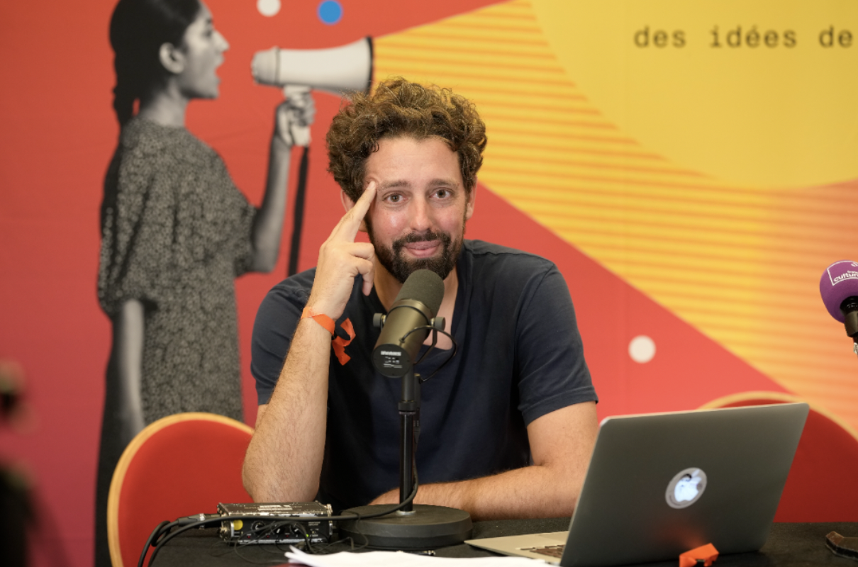 Chaque vendredi de 20h30 à 23h sur la chaîne Twitch de France Culture, François Saltiel présente "Le Meilleur des mondes" © Radio France / Christophe Abramowitz