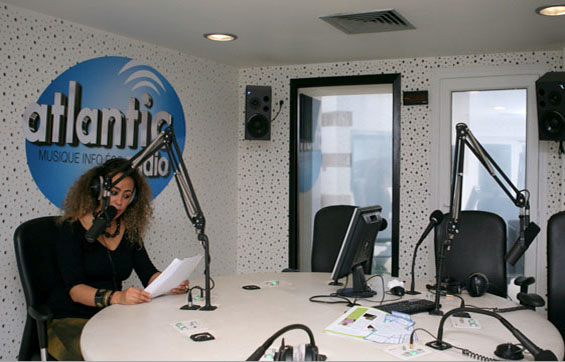 Le studio de direct d'Atlantic, où se succèdent les journalistes francophones et les journalistes arabophones.