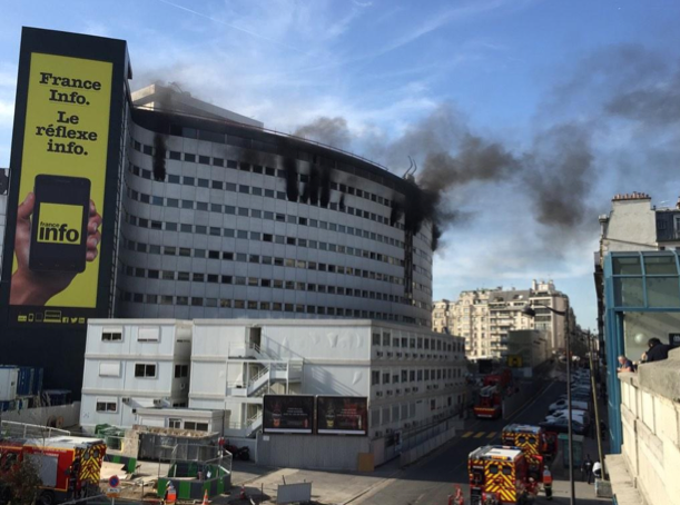 Impressionnant incendie à la mi-journée à la Maison de la radio actuellement en rénovation © Serge Surpin pour La Lettre Pro de la Radio