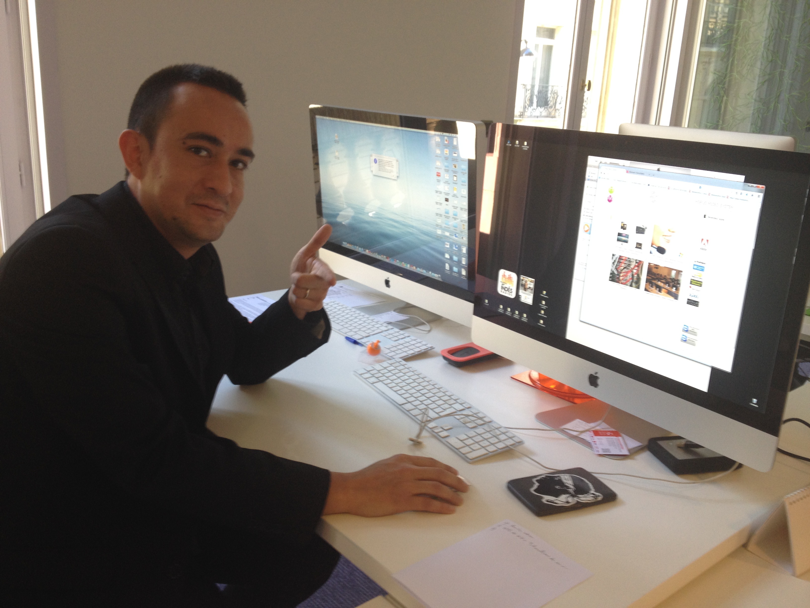 Romain Dervaux dans son environnement naturel. Dans ces deux Mac, toutes les données d'audience des Indés.