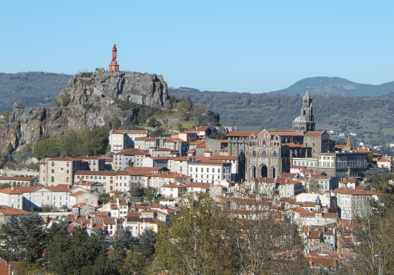 Le Puy-en-Velay où FM43 émet sur le 100.3. Quand ruralité rime avec ultralocal. © Pixabay.
