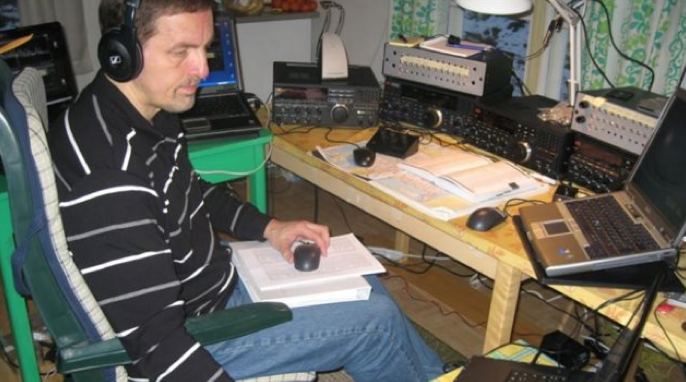 Tapio Kalmi en pleine séance d'écoute des ondes AM © Tapio Kalmi via Radio-Canada