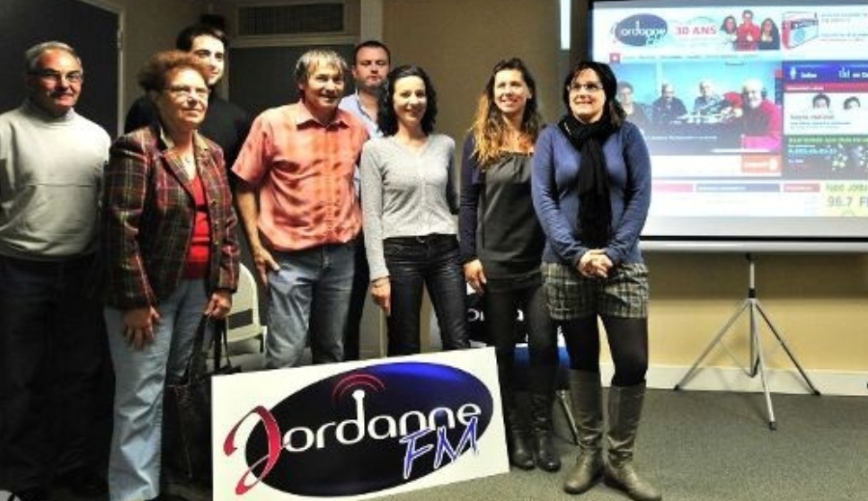 Autour de Gérard Laraufie, l'équipe de Jordanne FM fête l'anniversaire de la radio. Aujourd'hui, elle a 32 ans.