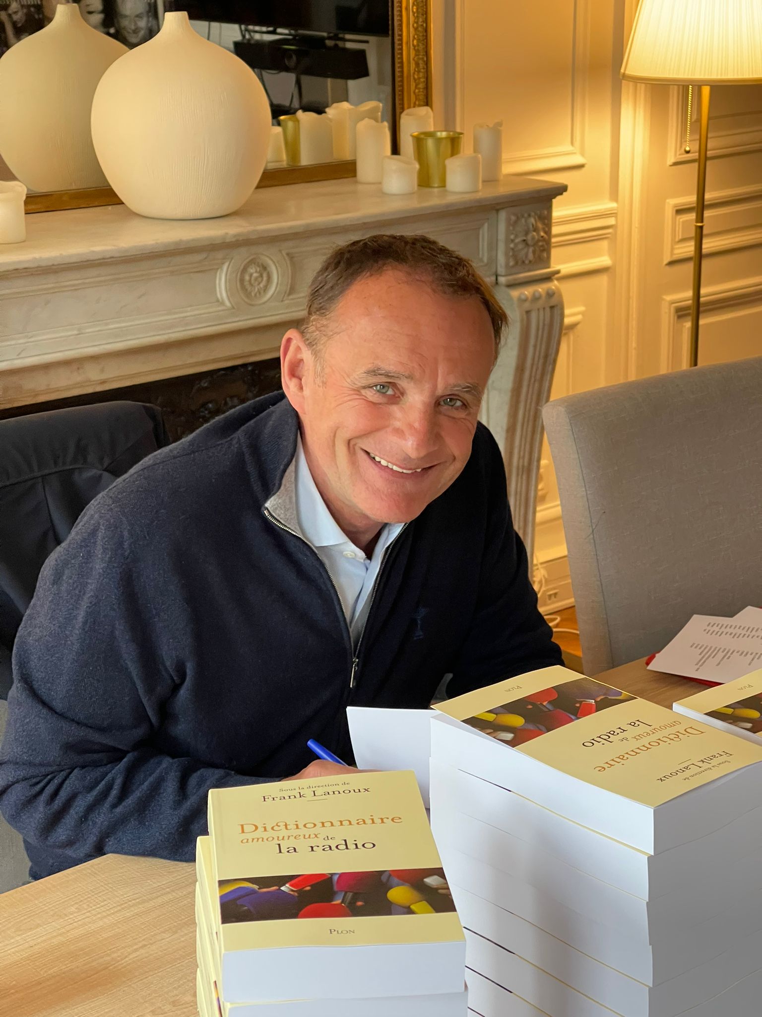 Frank Lanoux dédicace son Dictionnaire amoureux de la radio. © DR.
