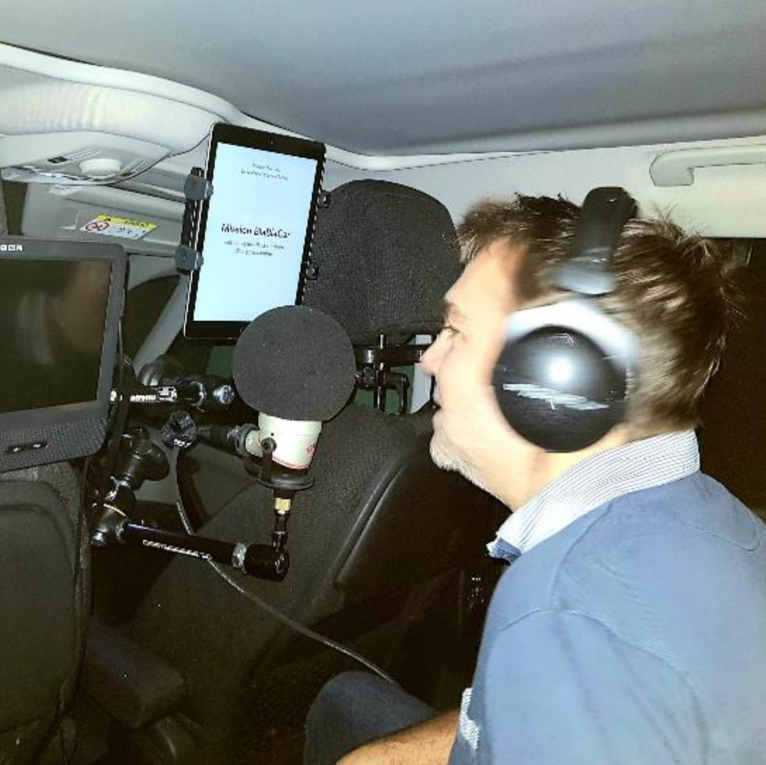 Frédéric Mazzella enregistrant "Mission BlaBlaCar" depuis sa voiture