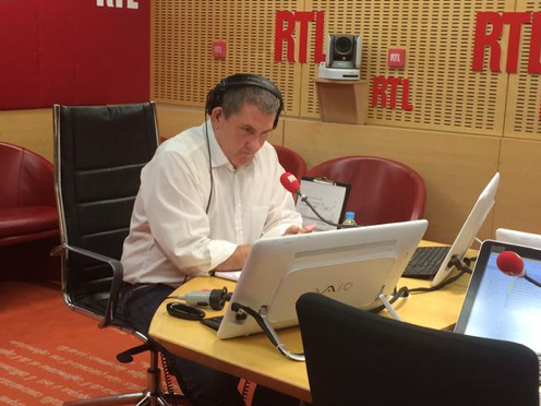 Ce matin, sur RTL, Yves Calvi a pris l'antenne en lisant une déclaration solennelle commune de toutes les grandes radios