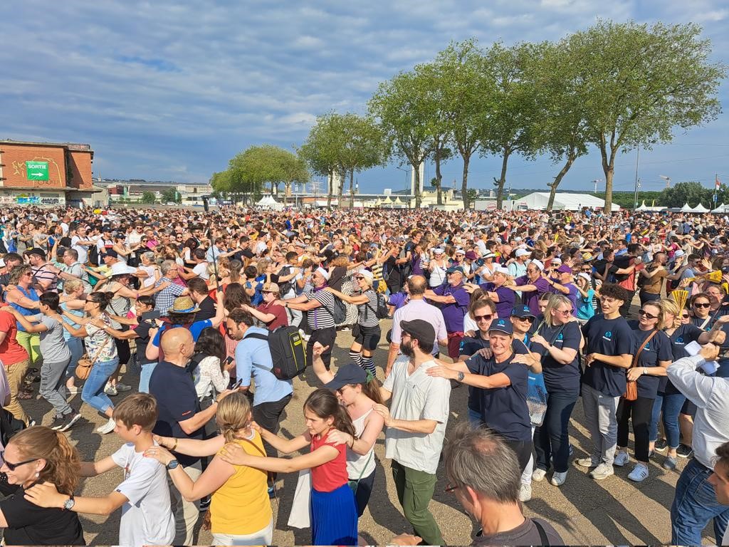 France Bleu Normandie bat le record de "La Grande Chenille de l’Armada"