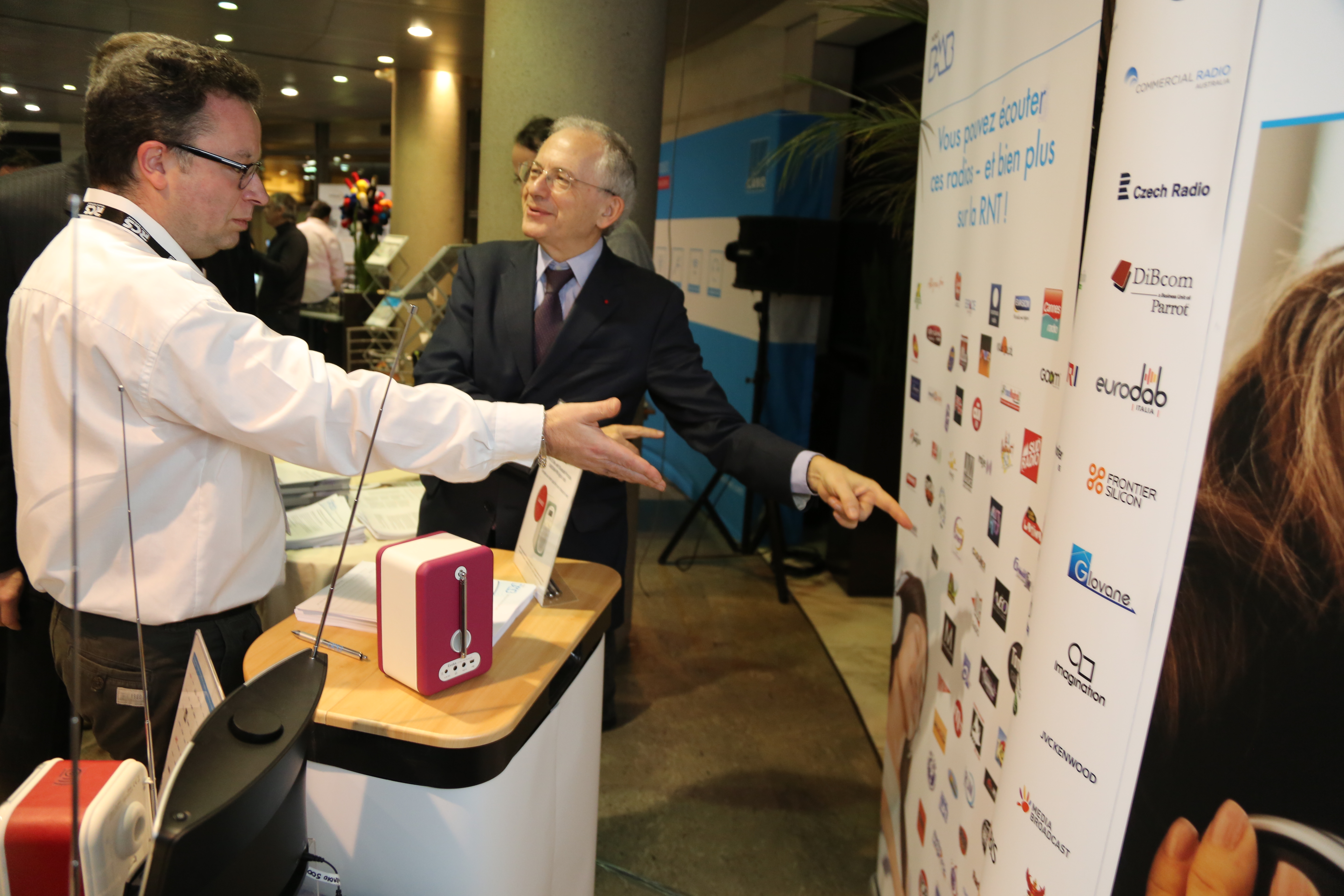 Olivier Schrameck montre du doigt la direction de la Radio Numérique Terrestre @ Serge Surpin