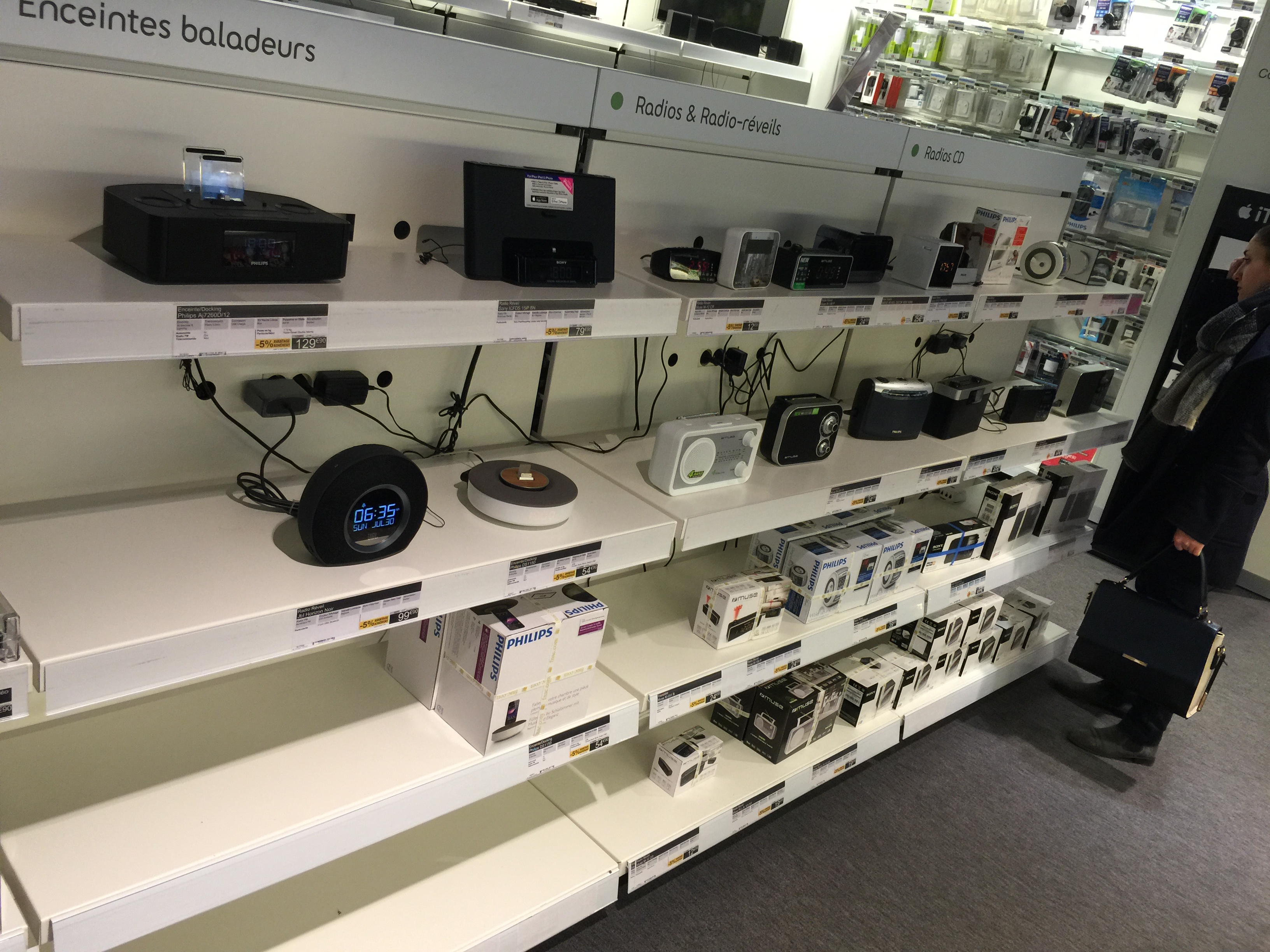 Tout le rayon radio à la FNAC Beaugrenelle