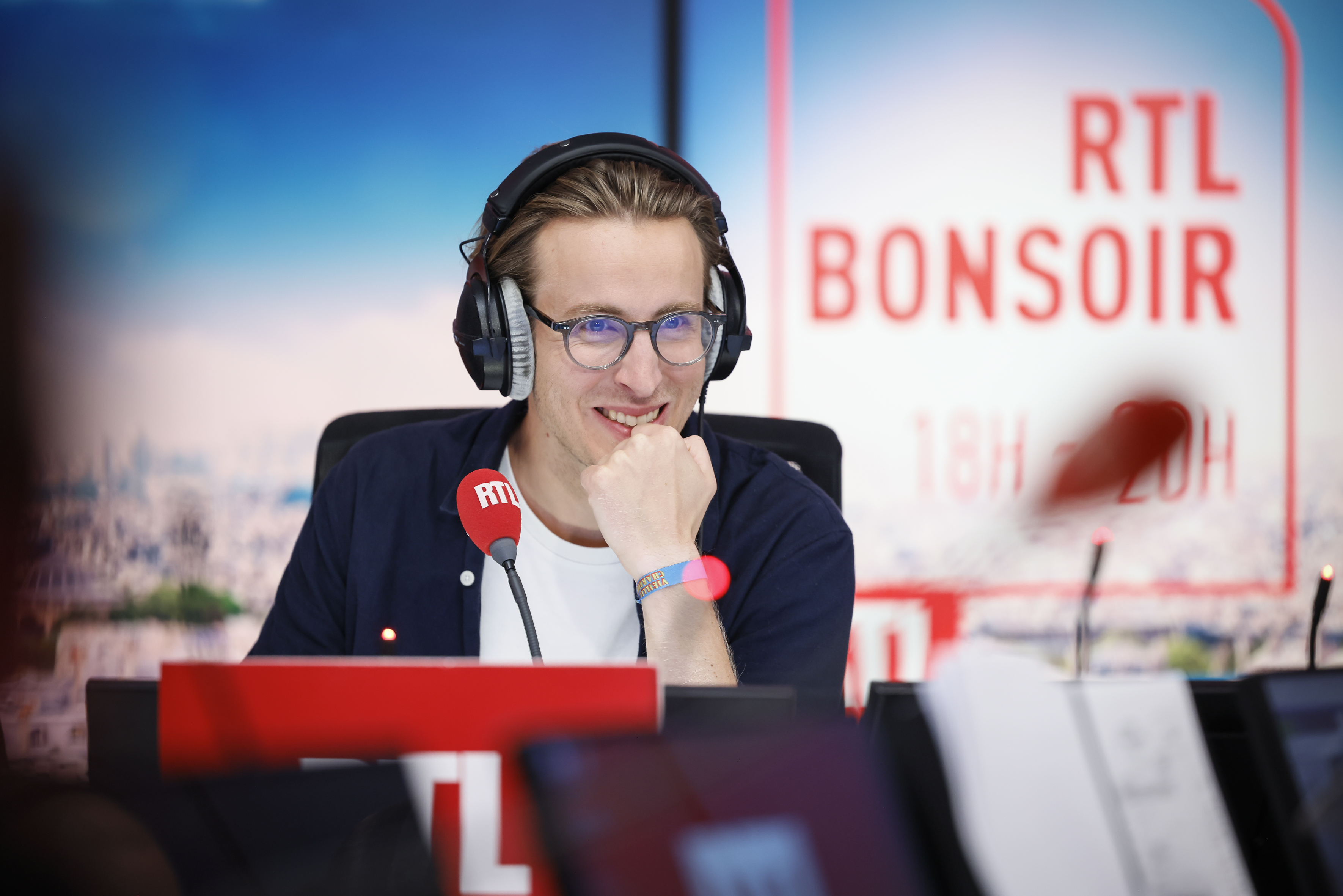 Julien Sellier anime RTL Bonsoir ! de 18h à 20h sur RTL. © Thomas PADILLA / Agence 1827 / RTL.