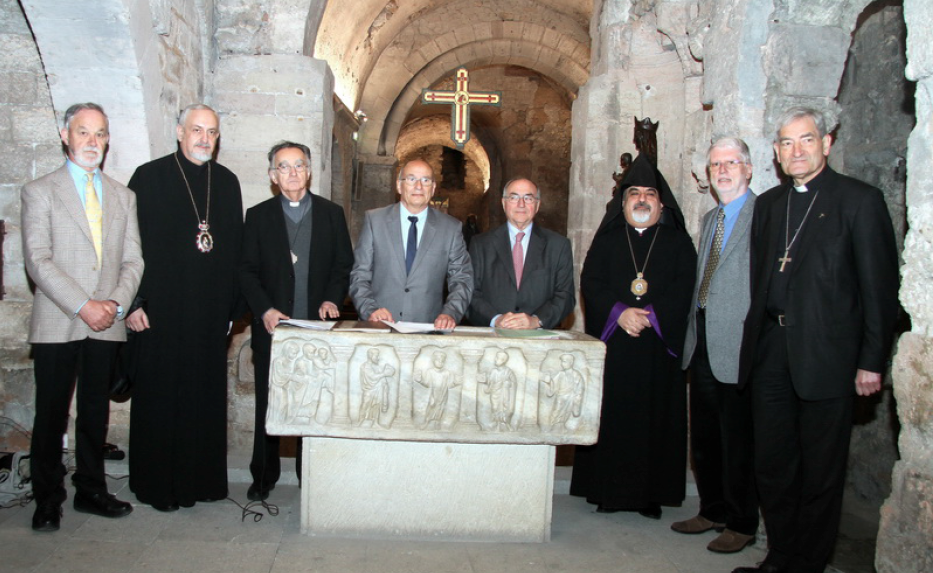 La signature de l’adhésion de Radio Dialogue au réseau RCF dans la crypte Saint Victor à Marseille en présence de Mgr Christophe Dufour, archevêque d’Aix et Arles