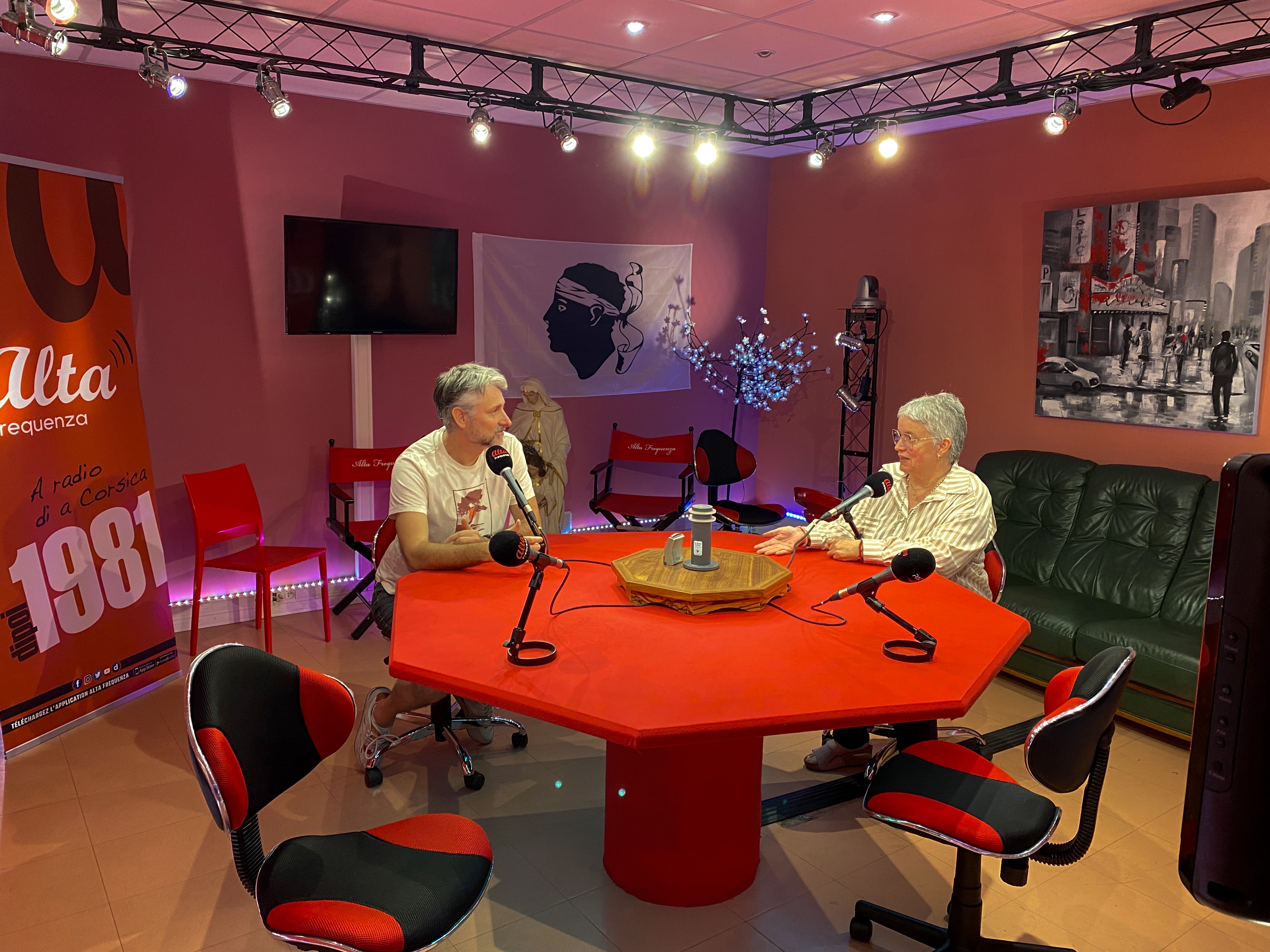 Maria Lanfranchi et Frédéric Bertocchini, deux journalistes emblématiques de la radio lors d’une des éditions des journaux corses. © Alta Frequenza.