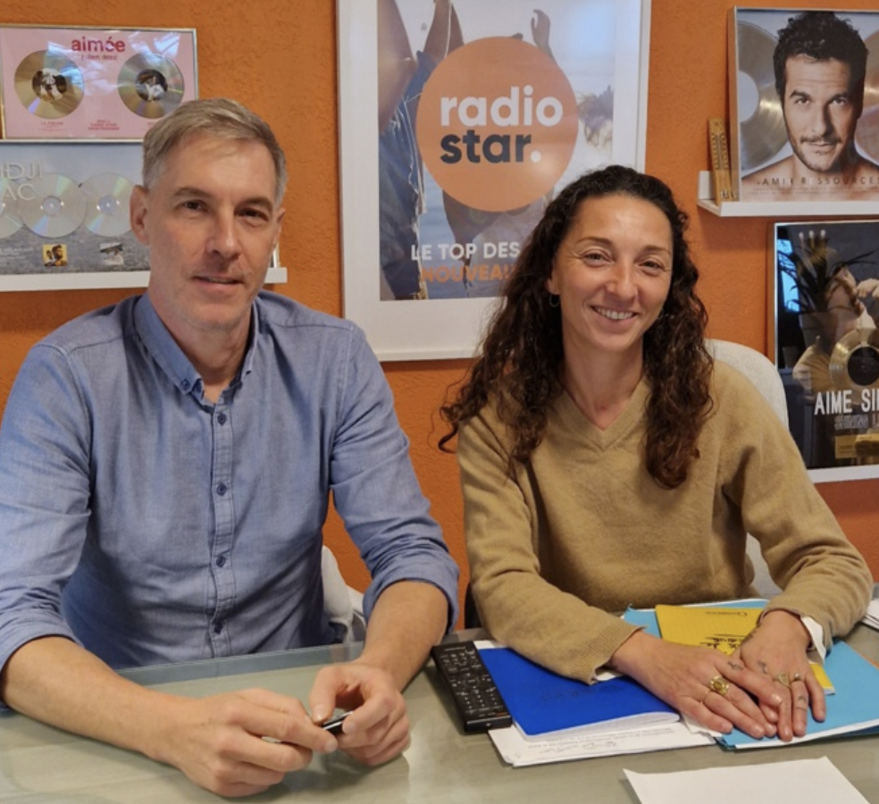 À la stratégie, Thierry Garnier, coordinateur, et Laetitia Simon, directrice de la communication de Radio Star.