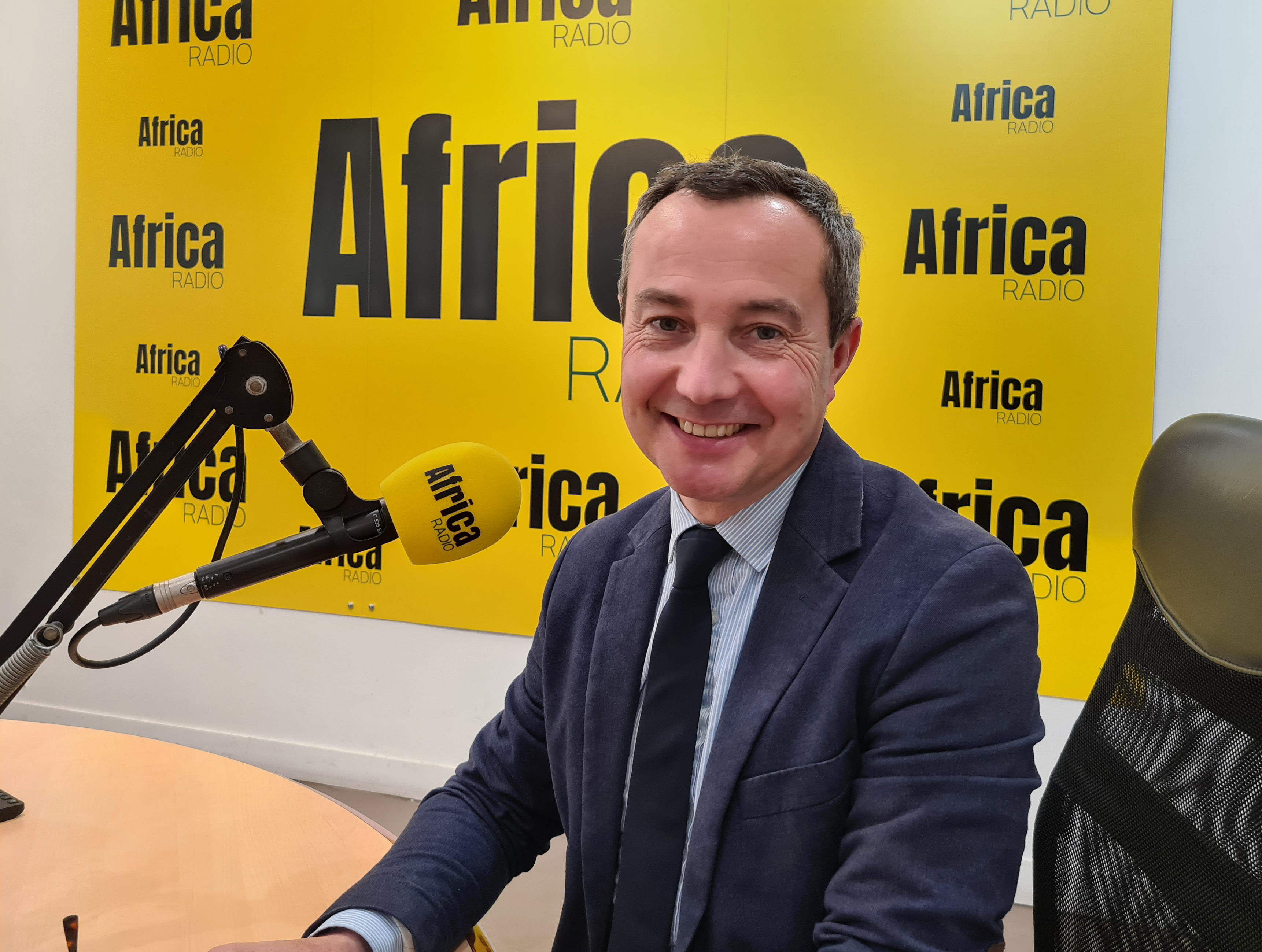 Jean-Baptiste Bancaud, directeur délégué, dans les studios d’Africa Radio du faubourg Saint-Antoine à Paris. © Africa Radio.