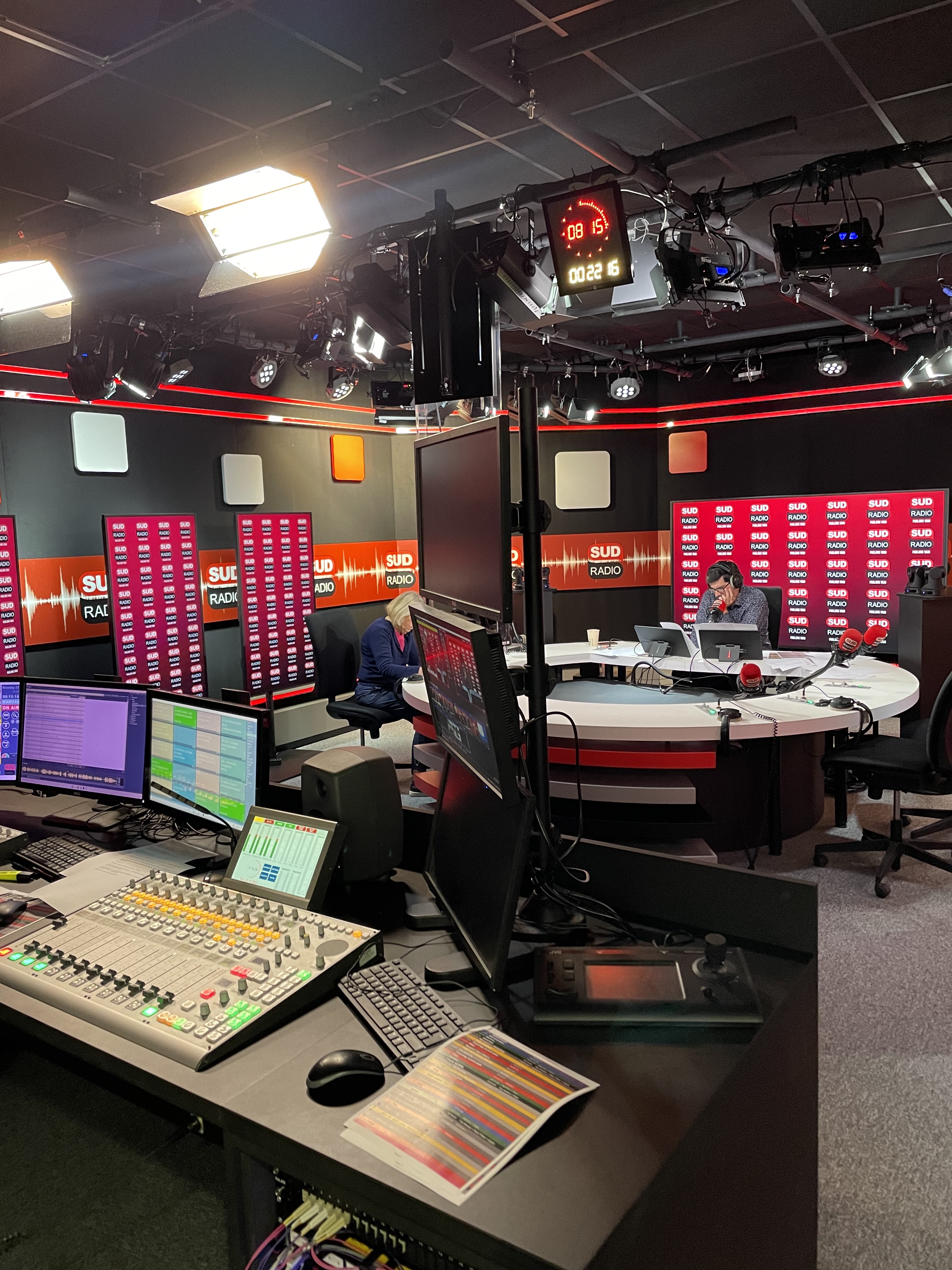 Notons la présence de nombreux écrans autour du plateau qui affichent en permanence l'identité visuelle de Sud Radio. Une configuration idéale lorsque les images sont reprises par d'autres médias.