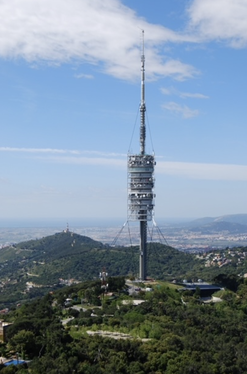 Pyrénées FM est désormais dffusée depuis la Torre télécom de Collserola. Située au nord-ouest de la ville de Barcelone, elle culmine à près de 290 mètres de haut... © DR