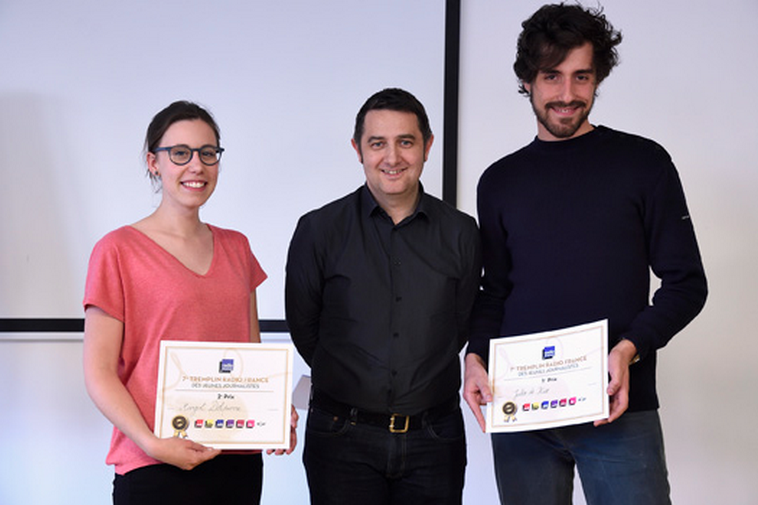Les lauréats Jules de Kiss et Margot Delpierre avec Laurent Guimier, directeur de France Info © Christophe Abramowitz