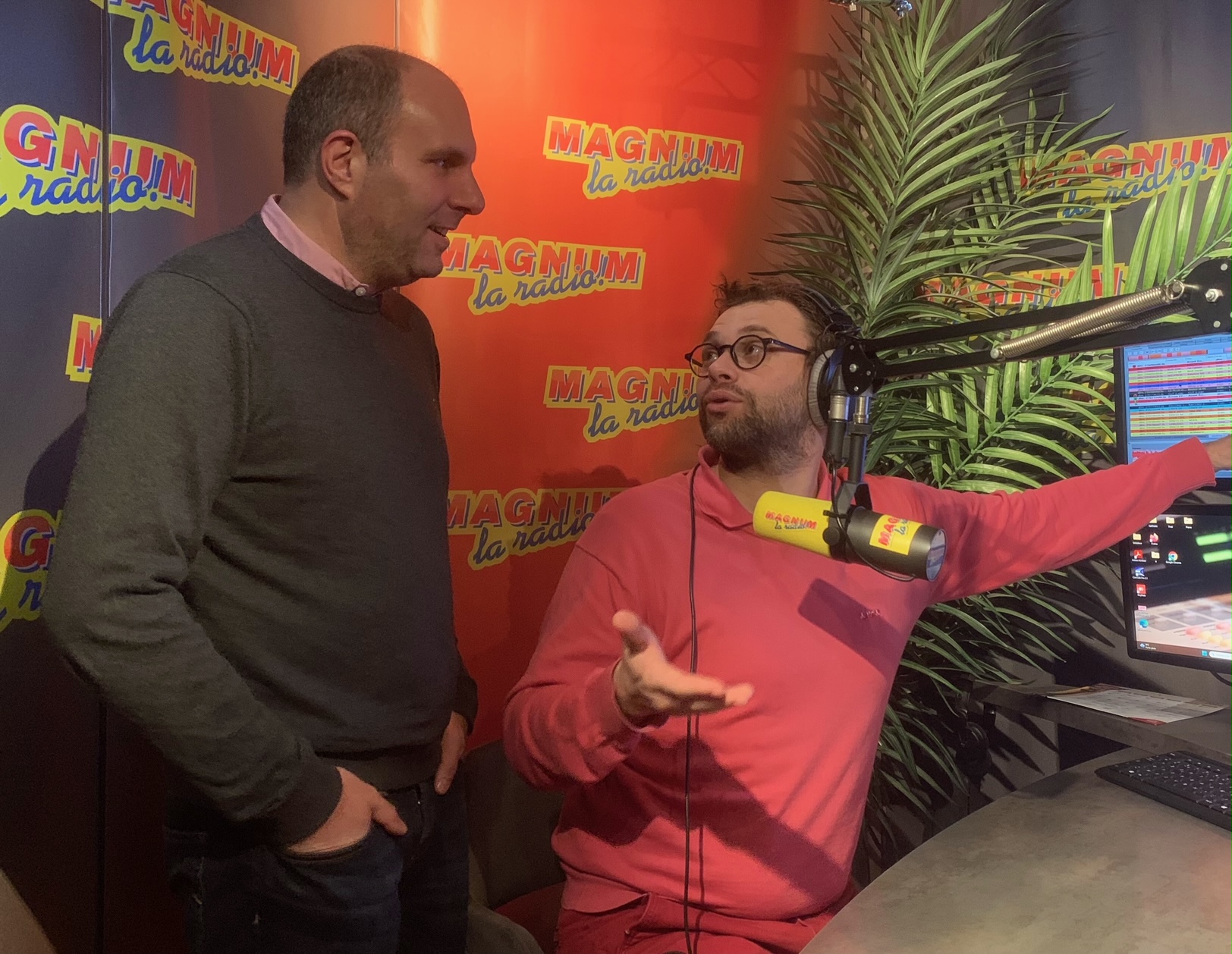 Benoît Boulanger, président de la radio, et Rémy Tanaré, animateur, dans les studios de Contrexéville avant un prochain déménagement à Épinal. © Magnum La Radio.