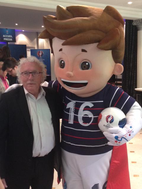 Jacques Vendroux, directeur des sports de Radio France avec Super Victor, mascotte de l'Euro 2016 © Radio France