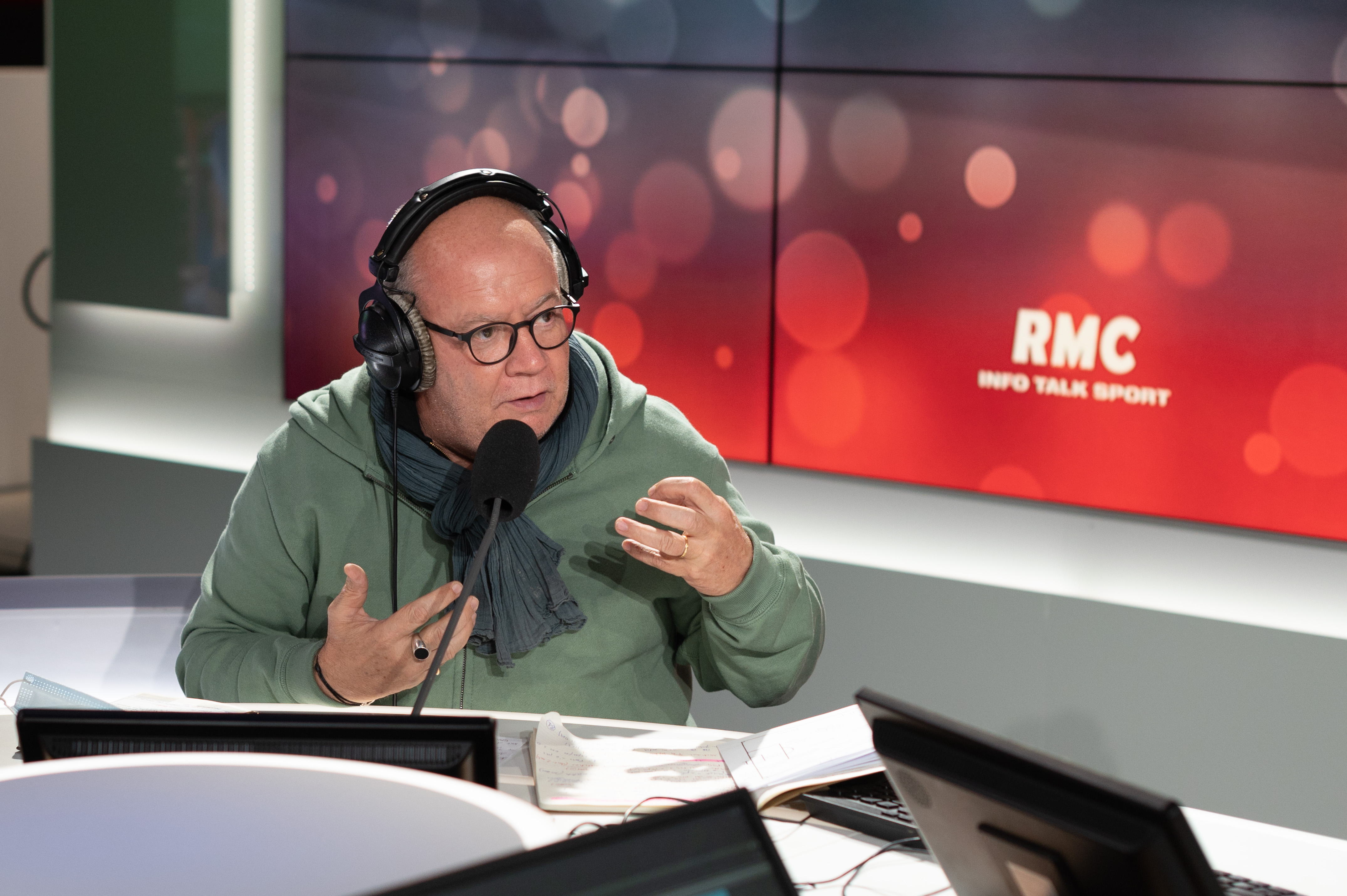Jean Rességuié en plateau sur RMC. Il est la voix du foot sur l’antenne depuis 2001. © ABACA PRESS.