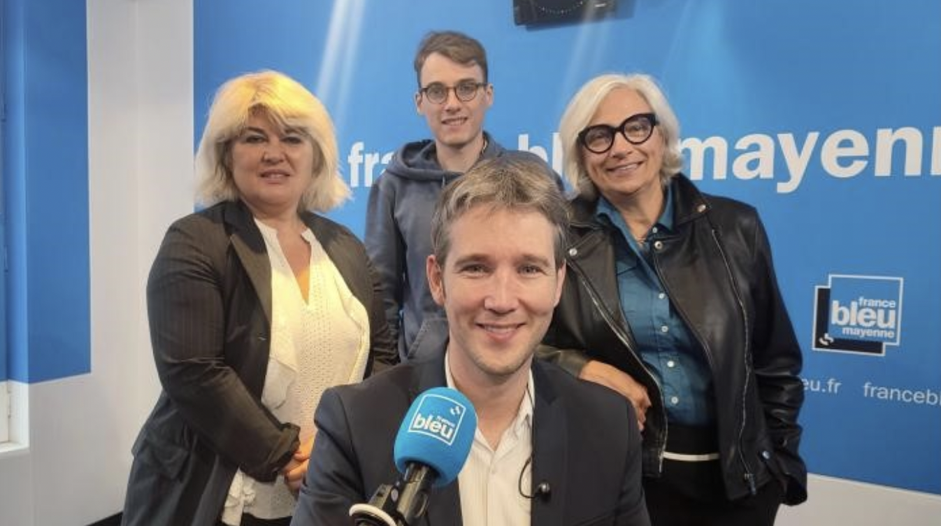 Une matinale présentée par (au premier plan) Gauthier Paturo (animateur) et (au second plan) Stéphanie Denevault (journaliste), Benoît Thérèze (animateur), Armelle Rocque (journaliste), et (absent de la photo) Marcellin Robine (journaliste)
