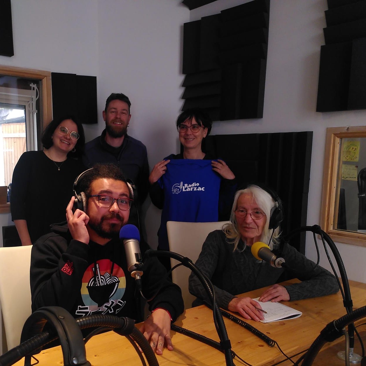 Le conseil d'administration et les salariés à pied d'œuvre pour mener le projet de Radio Larzac. © Radio Larzac.