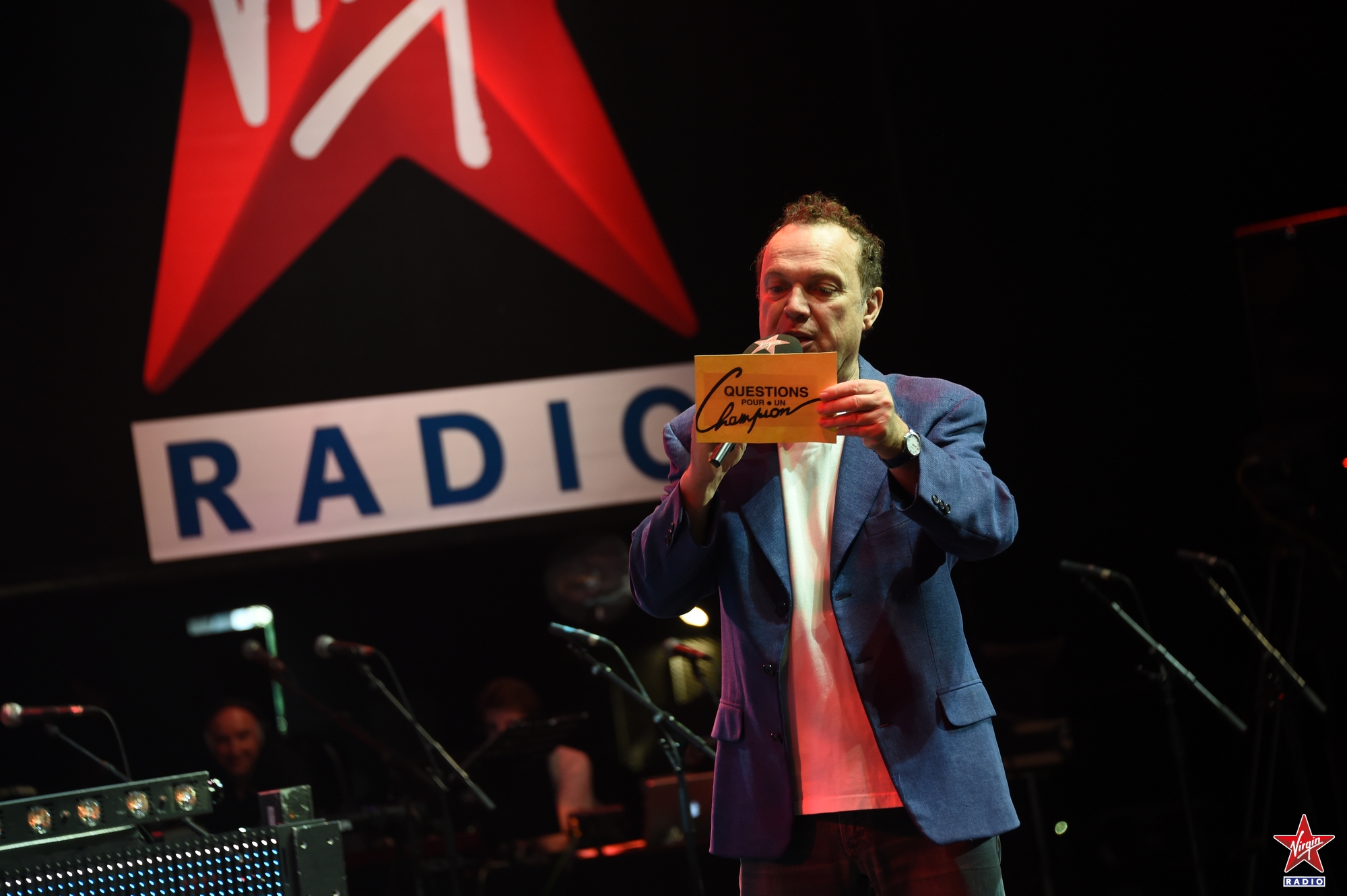 Julien Lepers venu spécialement faire un "Questions pour un champion" sur mesure avec l'équipe du Virgin Tonic © Vison by AG