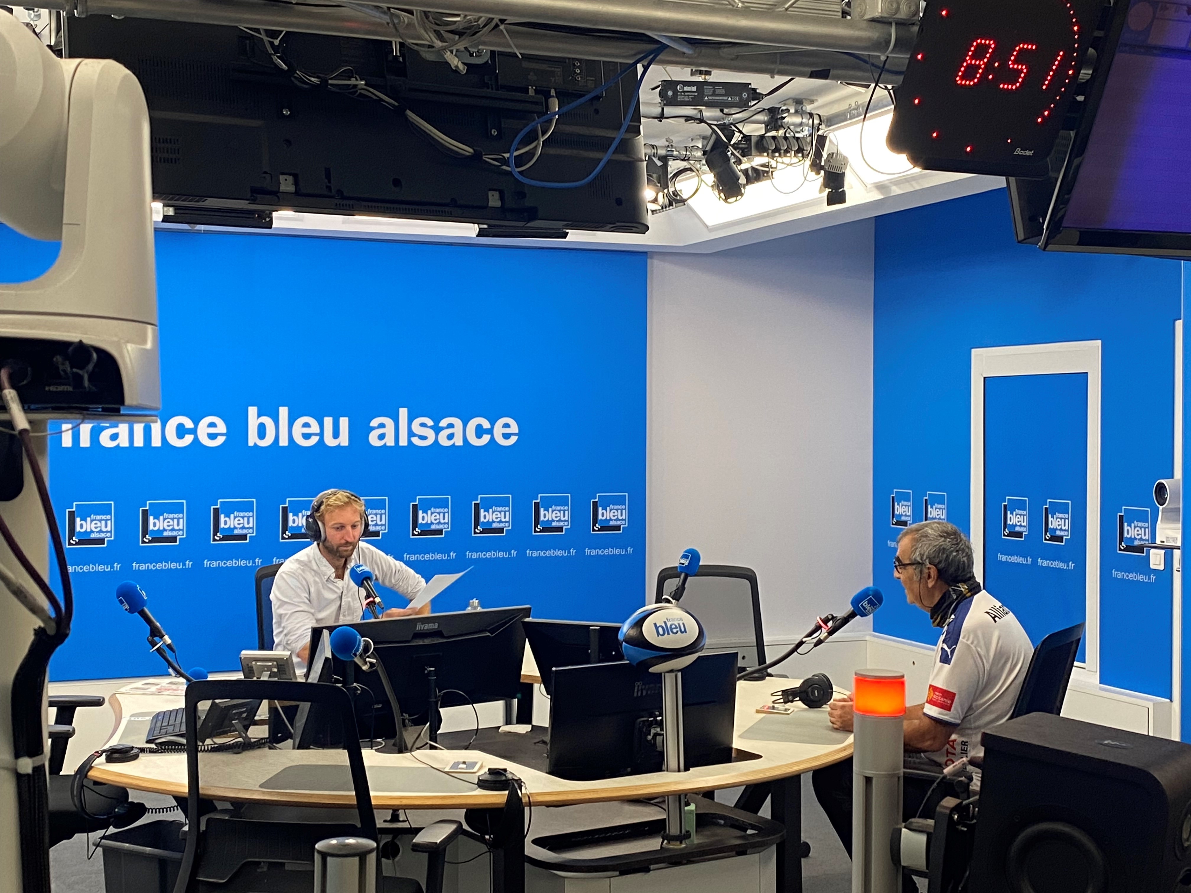 Depuis quatre ans, Hubert Desmarest réveille l'Alsace au micro de France Bleu. © France Bleu Alsace.