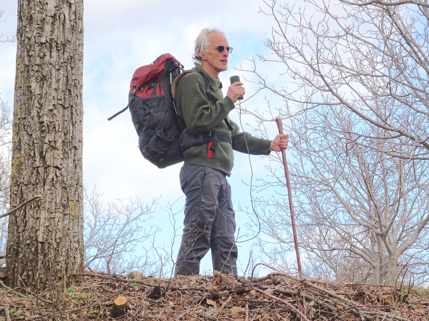 Hervé Pauchon toujours en balade avec son bâton de pèlerin et son micro...