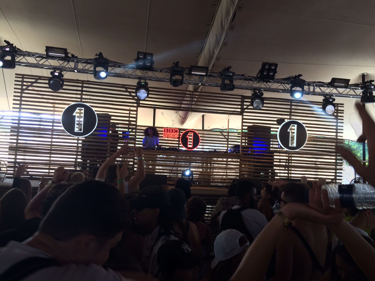 Le podium de BBC Radio 1, la station jeune de la BBC, au Lovebox Festival samedi dernier à Londres - Photo © Olivier Oddou
